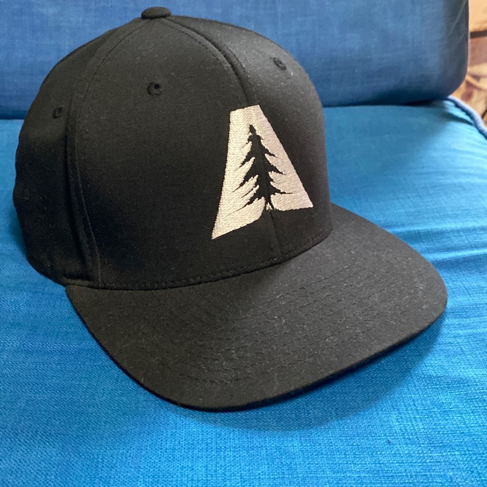 Black fitted Tree hat